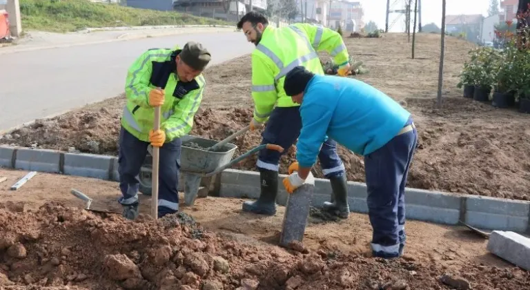 Kocaeli Büyükşehir Belediyesi, Derince Çınarlı Mahallesi'nde Orta Refüjü Ağaçlandırma ve Çiçeklendirme Çalışması Gerçekleştirdi