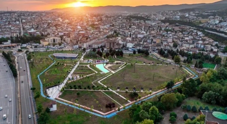 Kocaeli Büyükşehir Belediyesi Derince Millet Bahçesi'nde Temizlik Çalışması Yaptı