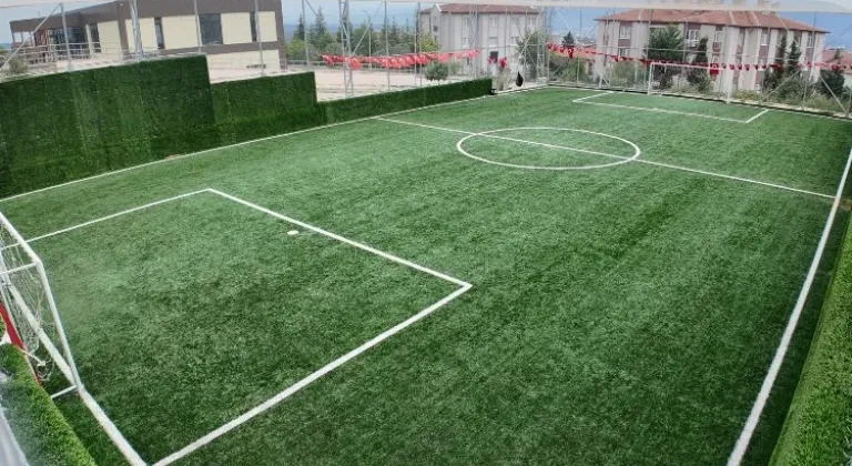 Kocaeli Büyükşehir Belediyesi Gençlere Yeni Futbol Sahası Kazandırıyor