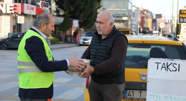 Kocaeli Büyükşehir Belediyesi Taksicilere Ramazan'da Yemek Desteği Sağlıyor