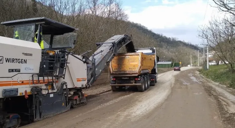 Kocaeli Büyükşehir Belediyesi Yol Bakım Timi'nden Gece Asfaltlama Çalışması