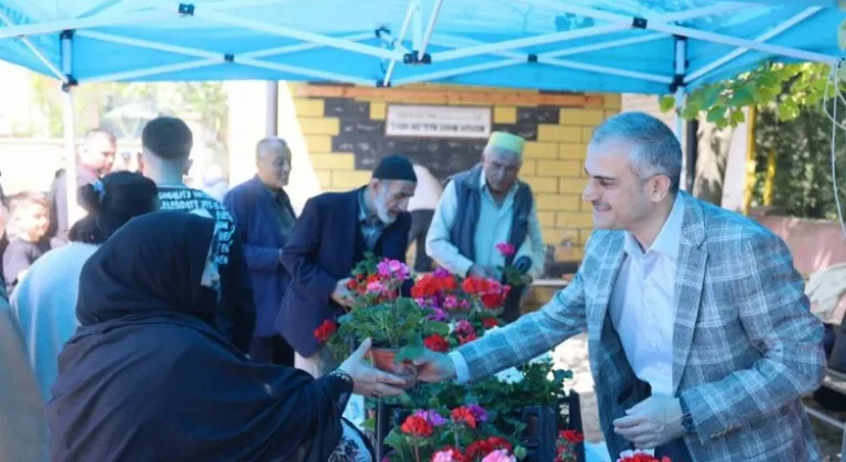 Kocaeli Çayırovalılarına Ramazan Bayramı öncesi çiçekler dağıttı