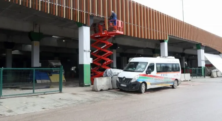 Kocaeli Doğu Kışla Parkı'nda Pazar Alanına Sundurma Çalışması Başlatıldı