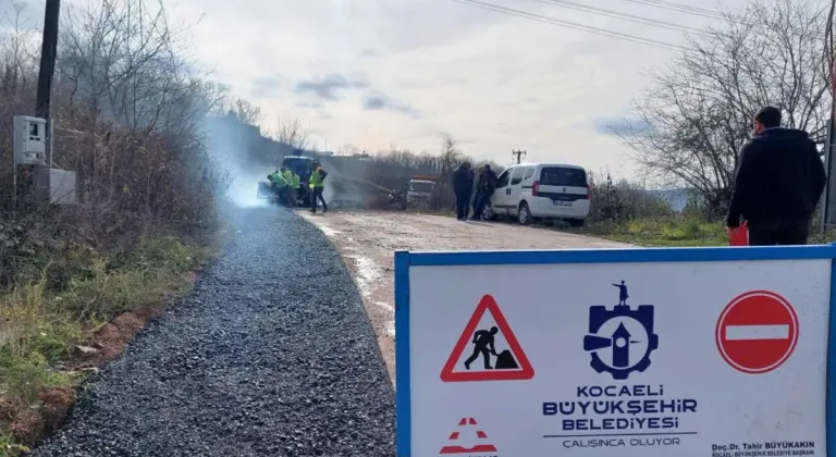 Kocaeli Körfez'de çöken yola anında müdahale