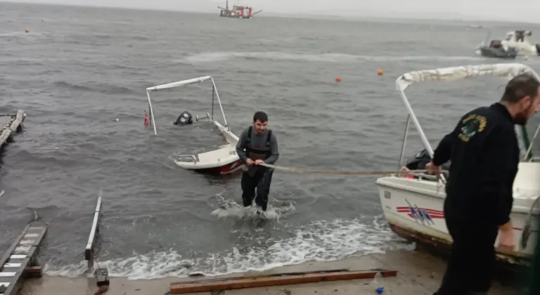 Kocaeli'de batan tekneler kıyıya çıkarıldı!