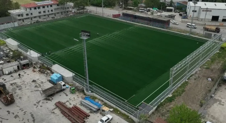 Kocaeli'de Yakup Altun Stadı'nda Sentetik Çim Serimi Devam Ediyor