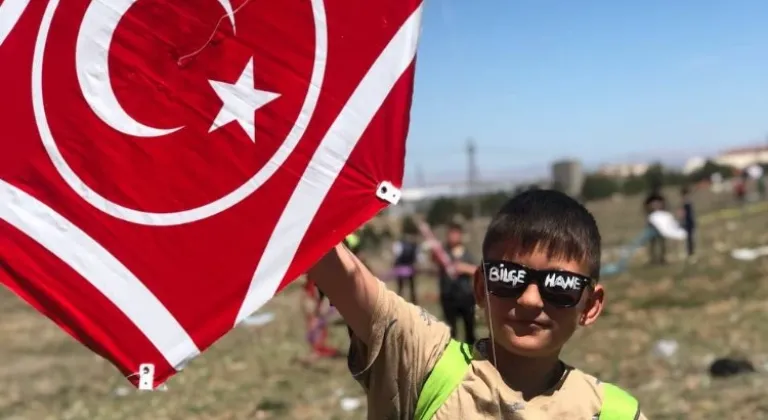 Konya'da Çocuklar Renkli Uçurtmalarla 23 Nisan Coşkusunu Yaşadı