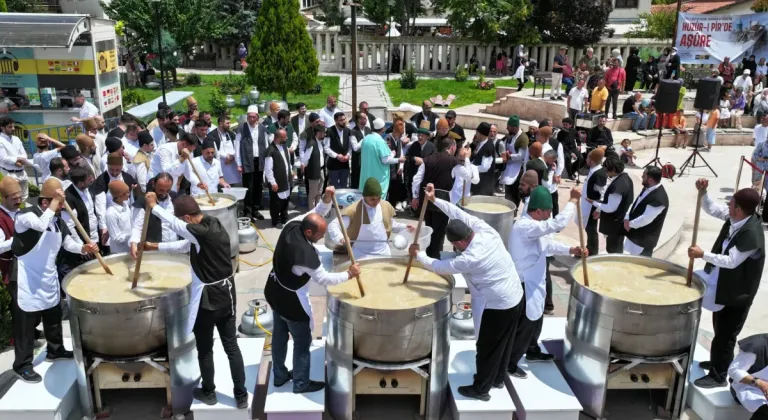 Konya'da İrfan Medeniyeti Merkezi'nden 4 Ton Aşure Şöleni