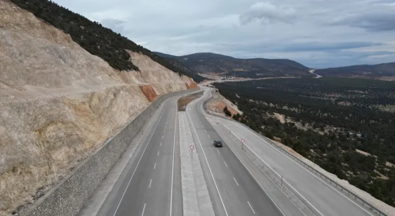 Korkuteli-Elmalı Yolu 25 Dakikaya İnecek: Ulaştırma ve Altyapı Bakanı Açıkladı