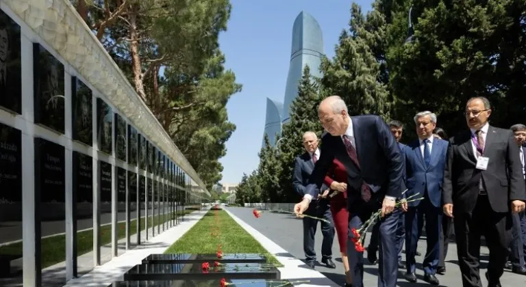 Kurtulmuş, Bakü'de şehitliği ziyaret etti