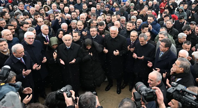 Malatya'da Deprem Şehitleri Dualarla Anıldı - Mezarlar Kırmızı Kıyafetli Kadınlarla Doluydu