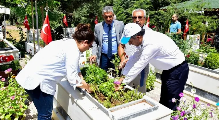 Malatya'da şehitlerin kabirleri çiçeklerle bezendi