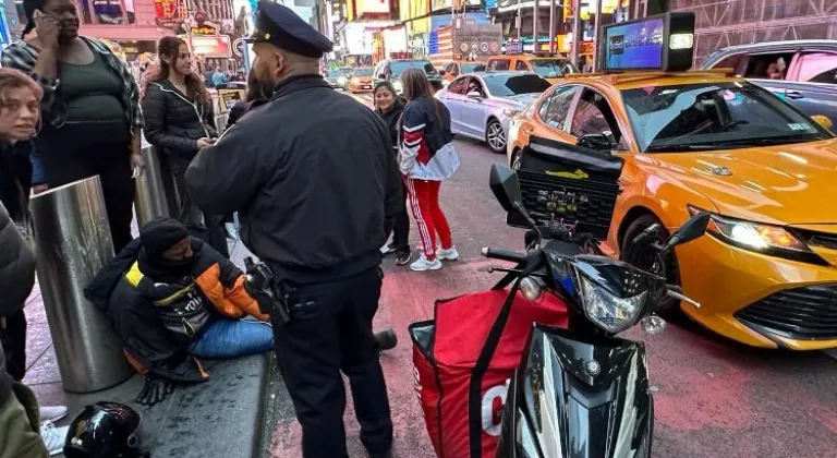 Manhattan'ın işlek caddesinde taksici ile motokurye arasında kaza!