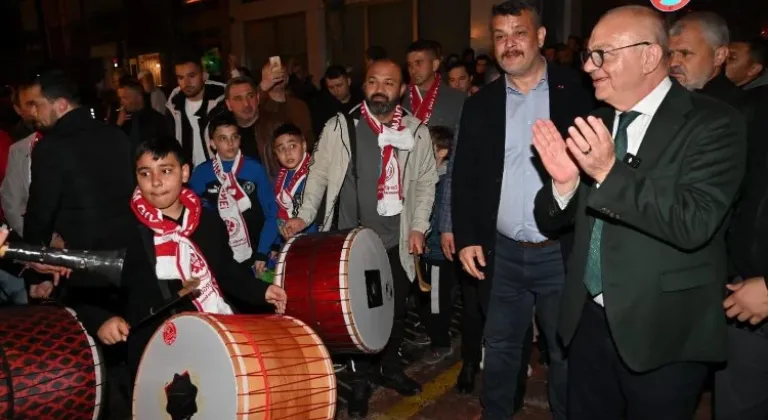 Manisa Büyükşehir Belediye Başkanı Cengiz Ergün, Akgün Mahallesi'nde Seçim Coşkusunu Yaşattı