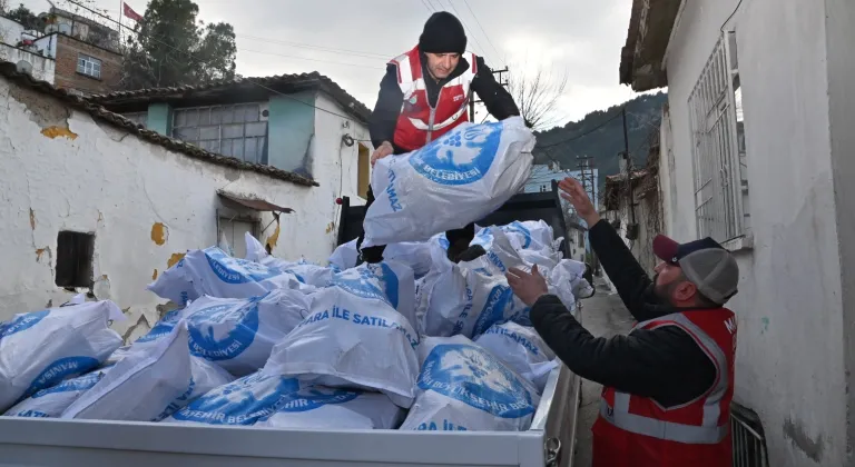 Manisa Büyükşehir Belediyesi Binlerce Çuval Odunu İhtiyaç Sahiplerine Dağıtıyor