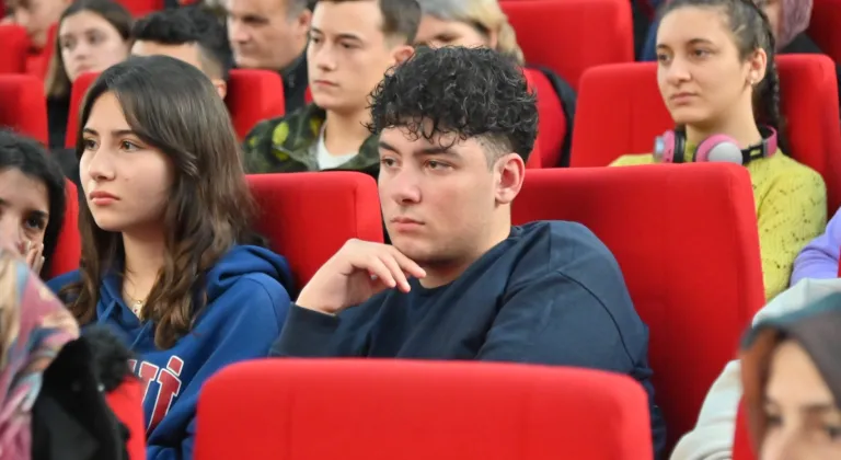Manisa Büyükşehir Belediyesi Öğrencilere Sınav Kaygısı ve Motivasyon Semineri Düzenledi