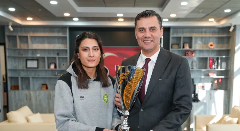 Manisa Büyükşehir Belediyespor Kadın Voleybol Takımı, KFC Kadınlar 1. Ligi'ne Yükselerek Tarihi Başarıya İmza Attı