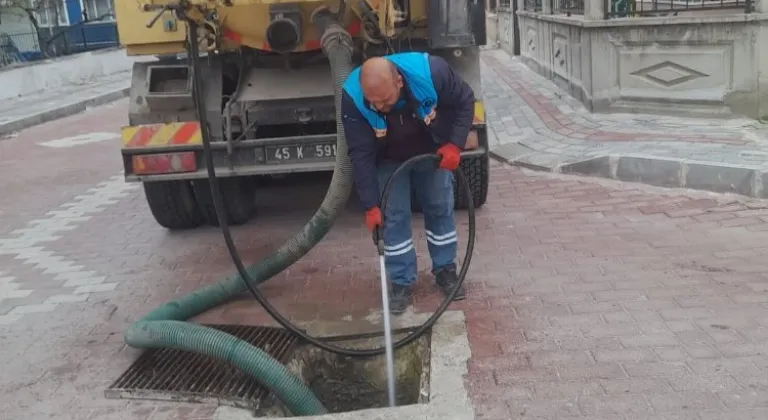 Manisa Kula'da Yağmur Suyu Izgaralarında Temizlik Yapıldı