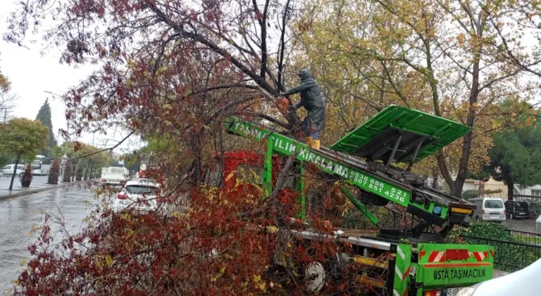 Manisa'da ekipler yağış ve fırtınaya karşı sahada