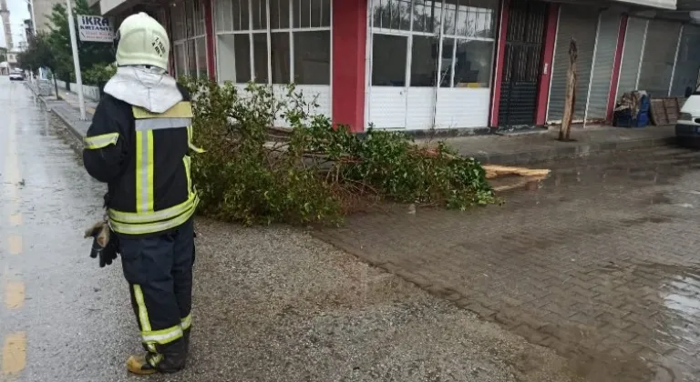 Manisa'da Fırtına Sonrası Manisa Büyükşehir İtfaiyesi Sahada