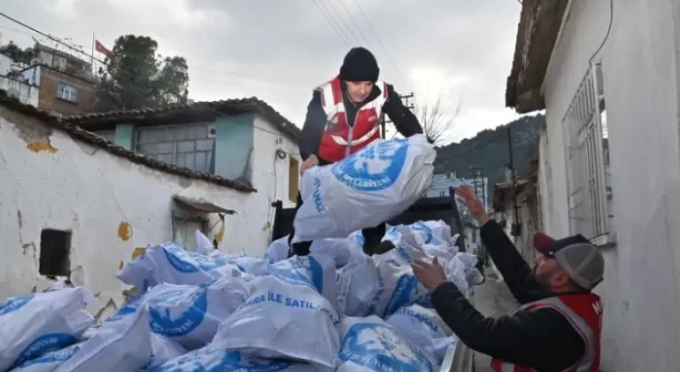 Manisa'da İhtiyaç Sahiplerine Odun Desteği