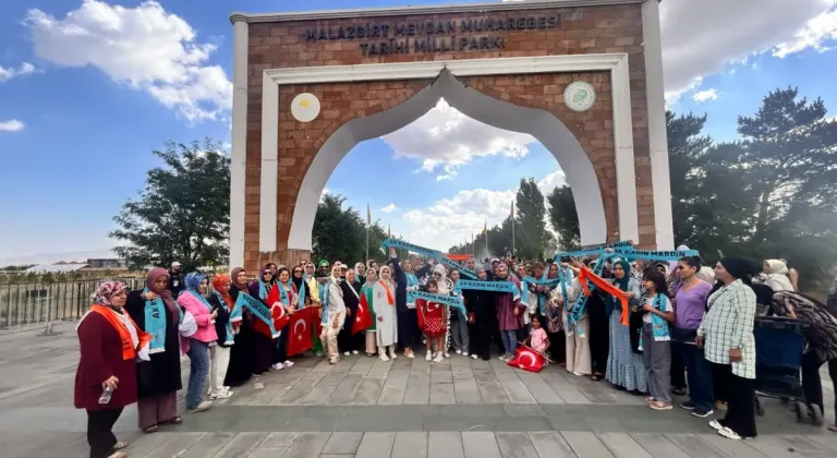 Mardinli  AK Kadınlar Malazgirt'te gövde gösterisinde bulundu 