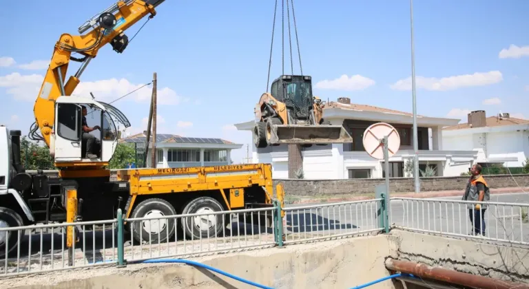 Melikgazi Belediyesi'nin Yağmur Suyu Kanallarında Kapsamlı Temizlik Çalışması Devam Ediyor