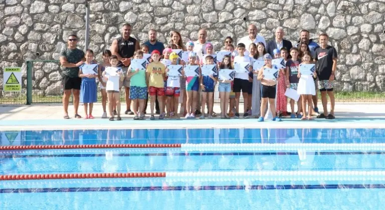 Minik Yüzücüler Mudanya Belediyesi'nin Yüzme Kursunda Sertifikalarını Aldı