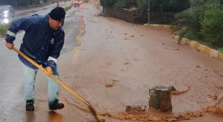 Muğla Marmaris'te ekipler sağanak seferberliğinde