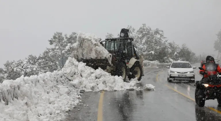 Muğla'da Beyaz Örtü Olan Yollar Açıldı