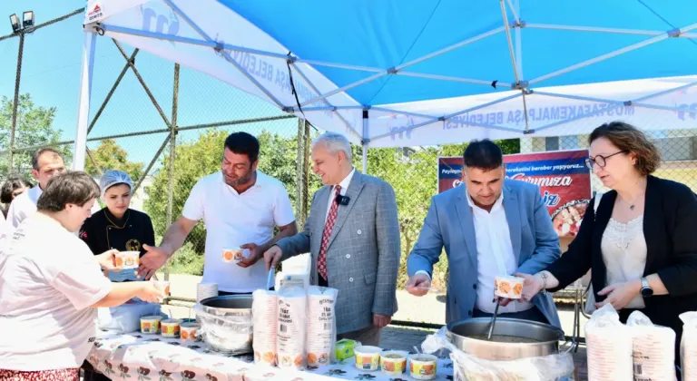 Mustafakemalpaşa Belediye Başkanı Şükrü Erdem Engelsiz Yaşam Merkezi'nde Aşure İkramında Bulundu