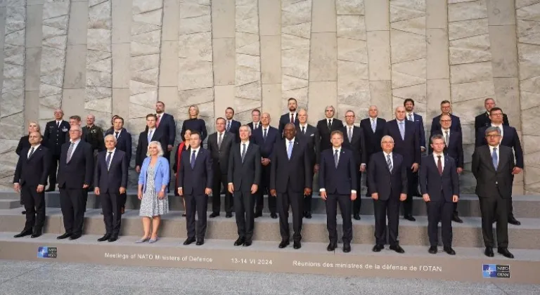 NATO'da geleneksel aile fotoğrafı