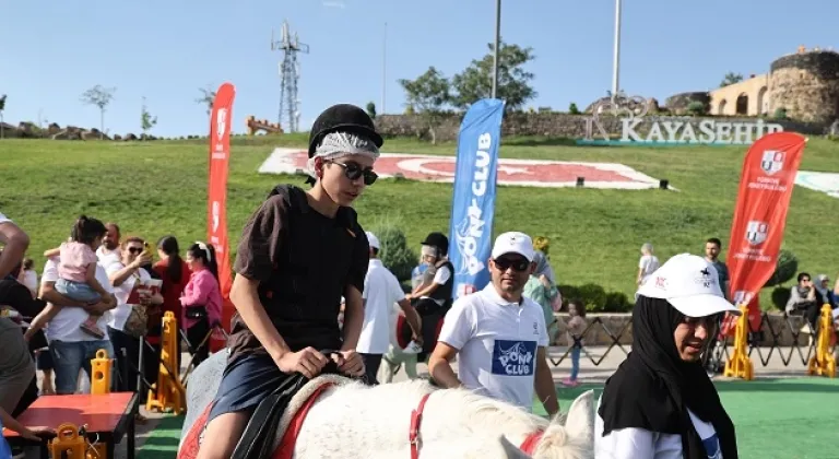 Nevşehirli Çocukların 'Pony' Eğlencesi: Atlara Binme Heyecanı Kayaşehir'de Başladı