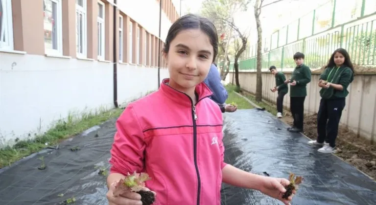 Nilüfer Belediyesi İklim Değişikliği ve Sıfır Atık Müdürlüğü, Zekai Gümüşdiş Ortaokulu öğrencileriyle tarımı buluşturdu