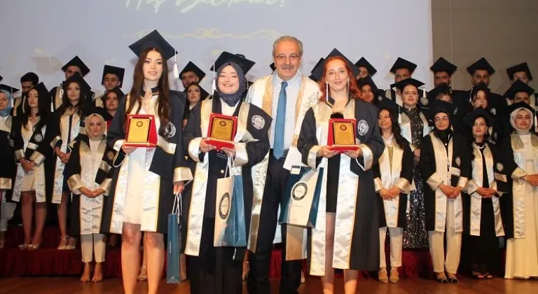 NNYÜ İİBF Lisans Mezunları Mezuniyet Töreninde Gururla Diplomalarını Aldılar