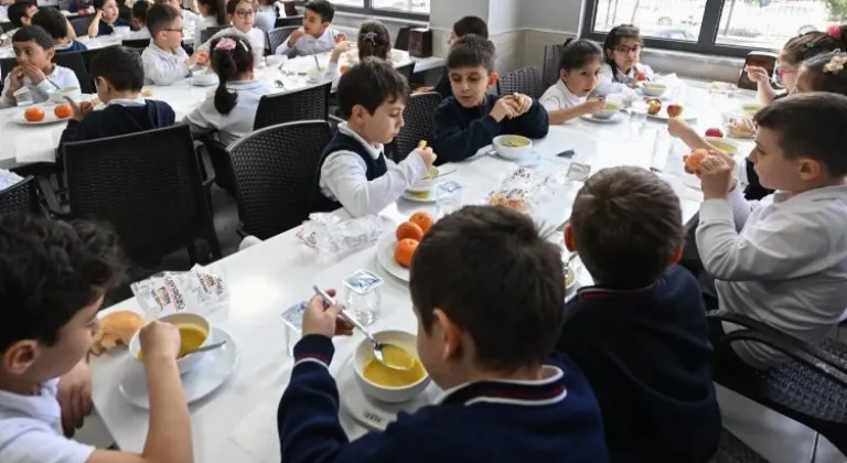 Okul Kantinlerine Sağlıklı Beslenme: 'Çorba ve Meyve Günü' Uygulaması Başladı!