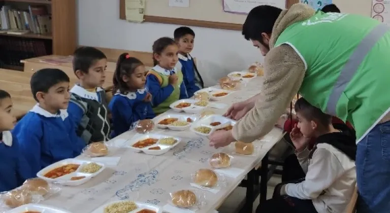 Okullara ulaştırılan 3 kap sıcak yemek depremzede çocukları motive etti