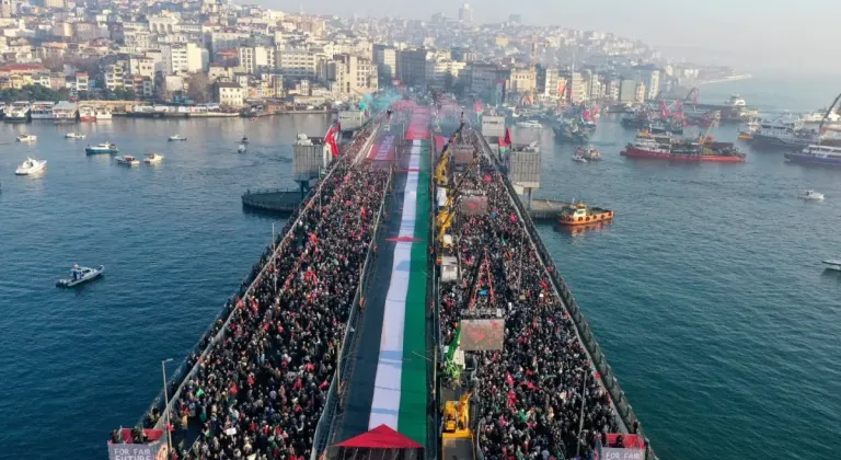 On Binler Galata Köprüsü'ne Filistin İçin Yürüdü!