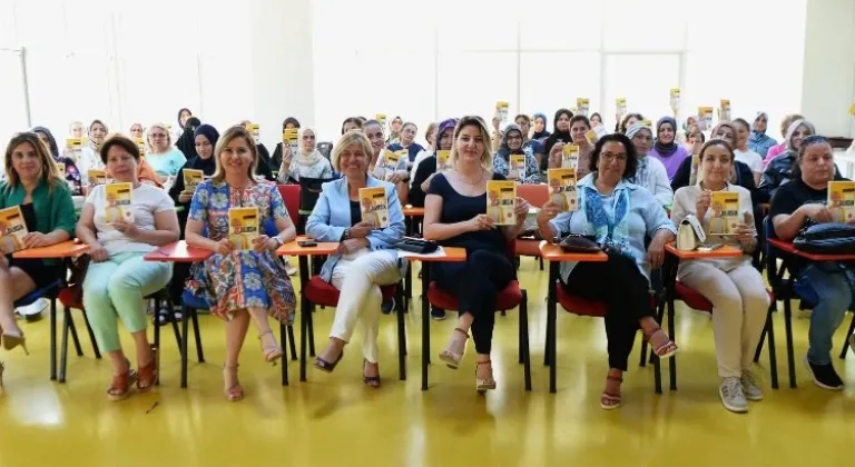 Osmangazi'da Kadın Yazarıyla Buluşuyor Projesi Kapsamında Dağıtılan İlk Kitaplar