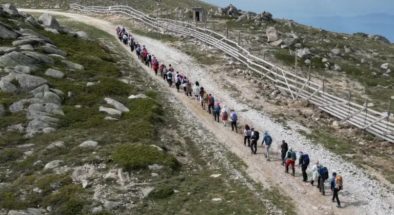 Osmangazili dağcılar 19 Mayıs’ı Uludağ zirvede kutladı