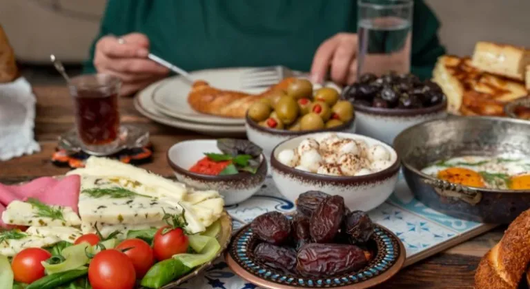 Ramazan'da Tatlı ve Pide Tüketimine Dikkat!