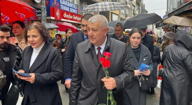 'Sadık Güvenç 8 Mart Dünya Kadınlar Günü'nde Gebzeli Kadınlara 8 Bin Gül Dağıttı