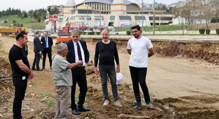 Sakarya Büyükşehir Belediye Başkanı Yusuf Alemdar, Metrobüs Hattında Çalışmaları İnceledi