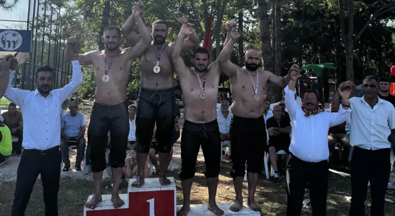 Sakarya Büyükşehir Belediyesi Yağlı Güreş Takımı 4 Madalyayla Gururlandırdı