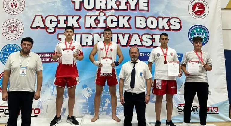 Sakarya Büyükşehir Belediyesi'nin Yıldız Kick Boks Sporcuları Türkiye Açık Kick Boks Turnuvası'nda Parladı