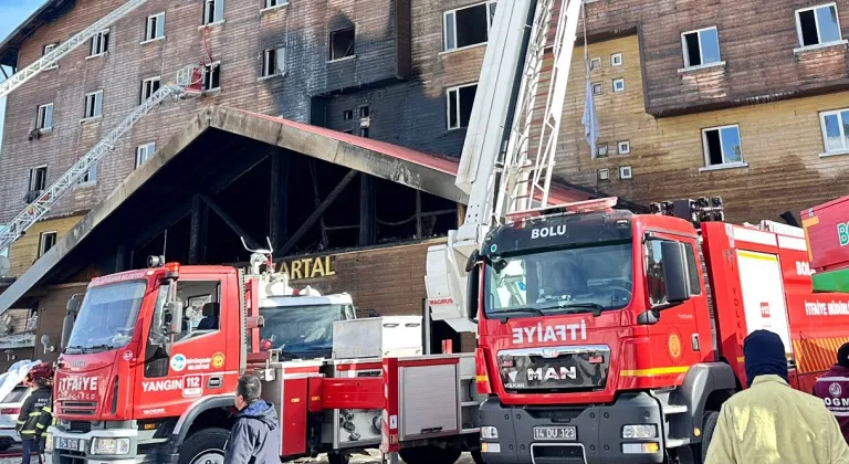 Sakarya İtfaiyesi Kartalkaya'da Hızlı Bir Şekilde Yangınla Mücadele Ekiplerine Destek Sağladı