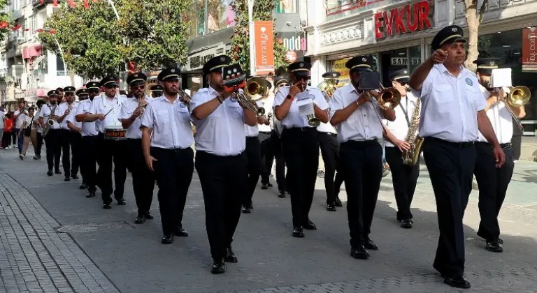 Sakarya Kent Orkestrası, Çark Caddesi'nde Unutulmaz Müzik Ziyafeti Sundu