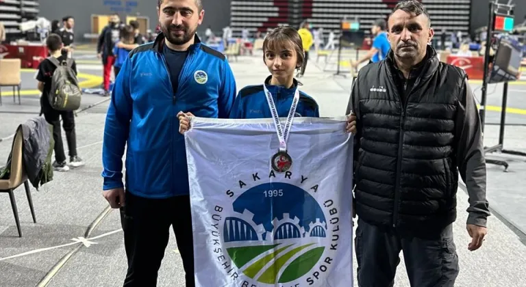 Sakarya Taekwondo Şampiyonasında Ecrin Yılmaz Türkiye İkincisi Oldu