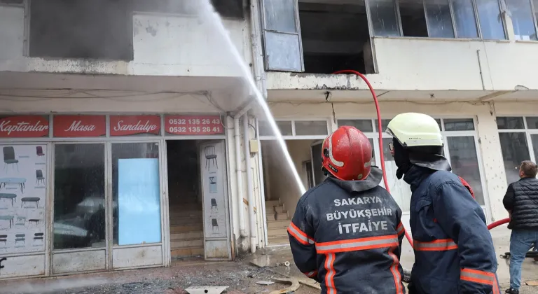 Sakarya'da Ahşap Mobilya İmalat Atölyesinde Çıkan Yangın Kontrol Altına Alındı