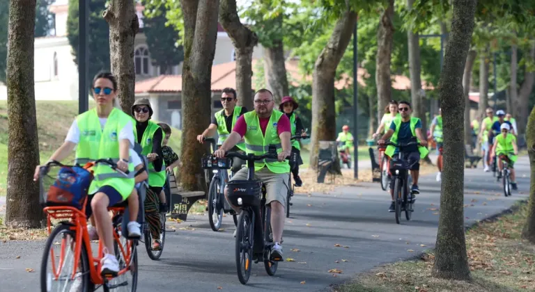 Sakarya'da Aileler Bisikletle Dostluğa Pedal Çevirdi